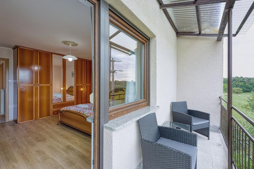 Cesar's Karst Apartment Brin