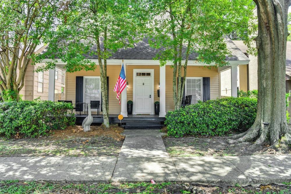 Colorful Baton Rouge Home: Deck, Grill & Fire Pit