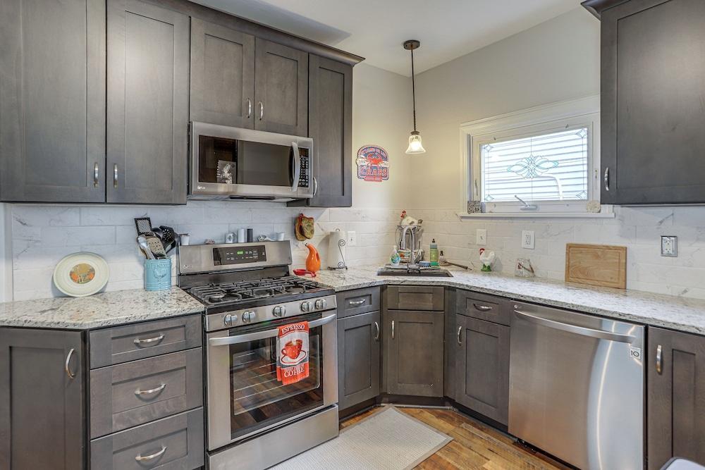 3 Mi to Cedar Point: Sunny Sandusky Home w/ Yard