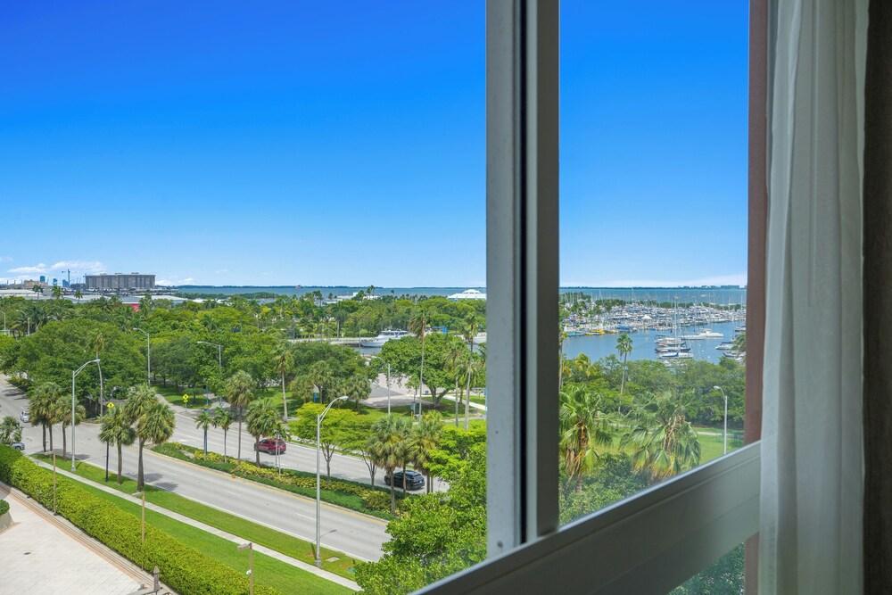 Serene Cozy Retreat with Balcony