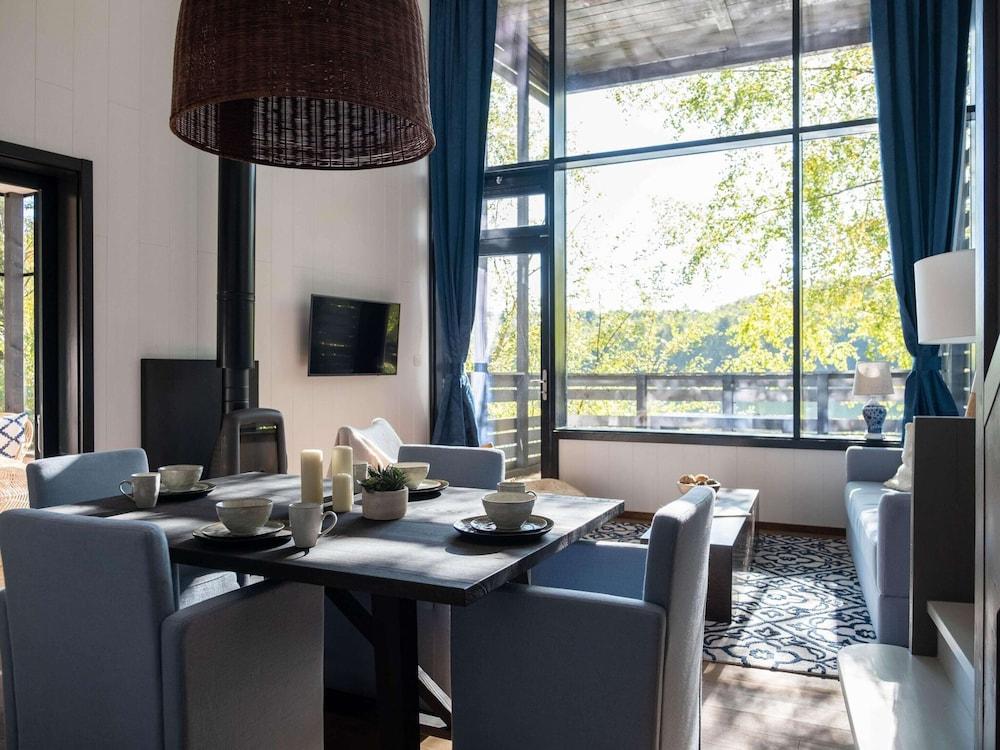 Spacious Mansion With Pools