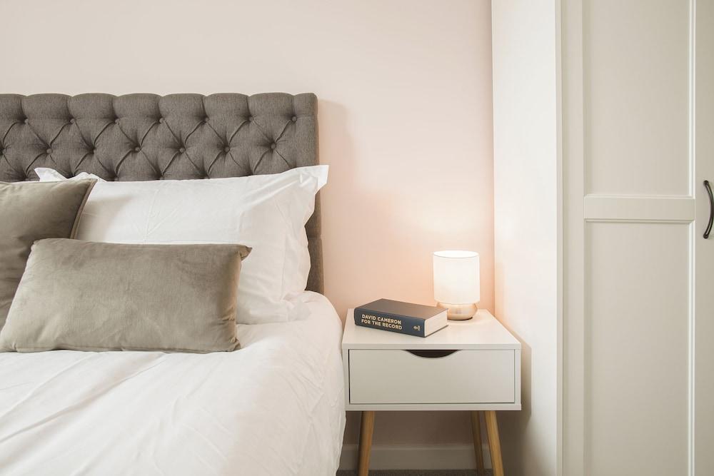 Stunning 2 BD with Patio & Free Parking