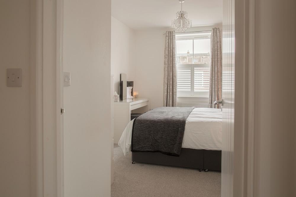 Stunning 2 BD with Patio & Free Parking