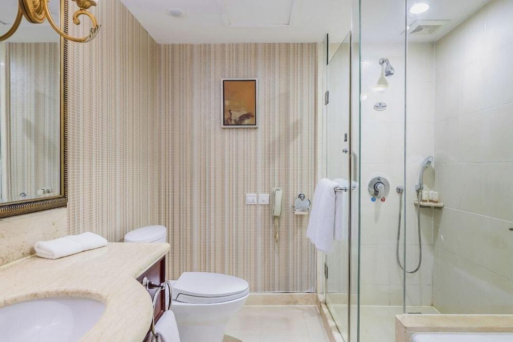 YUN-RAY AMBASSADOR HOTEL