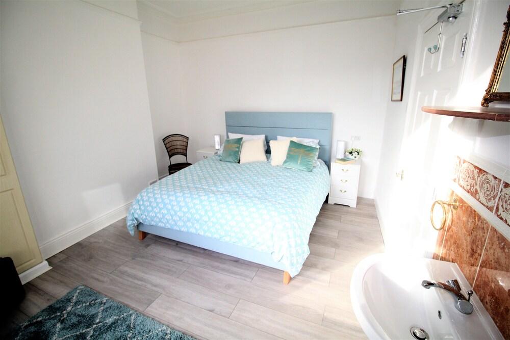 Sleeps 9 - Large Period Property -beautiful Refurb