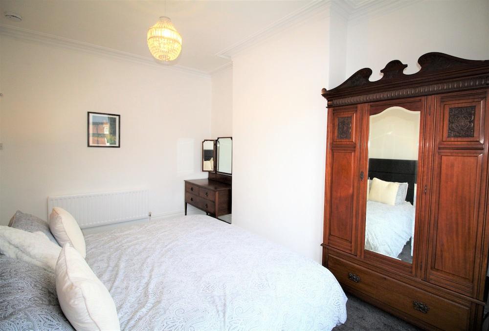 Sleeps 9 - Large Period Property -beautiful Refurb