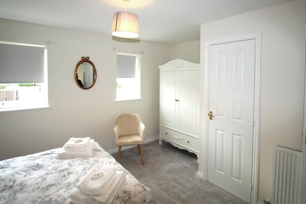 2 Bed House - Large Garden - Pet Friendly