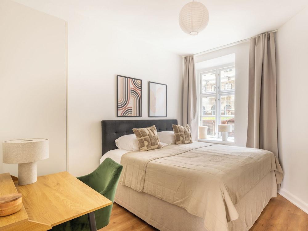 Sanders Noble - Fantastic 5-bdr Apt in the Capital