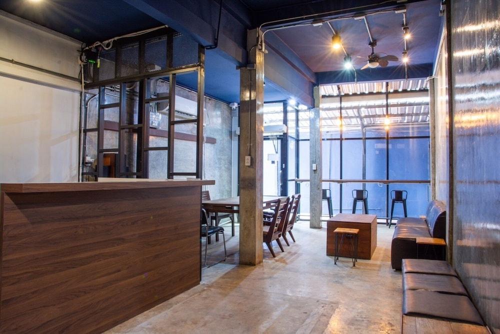 AREA81 HIDEOUT Hostel Khaosan