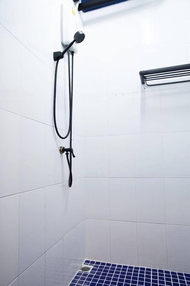 AREA81 HIDEOUT Hostel Khaosan