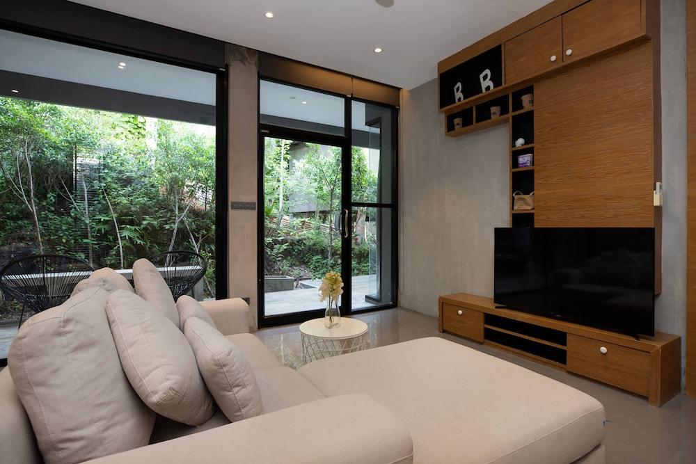 Spacious Pavilion P07 in Natural Park