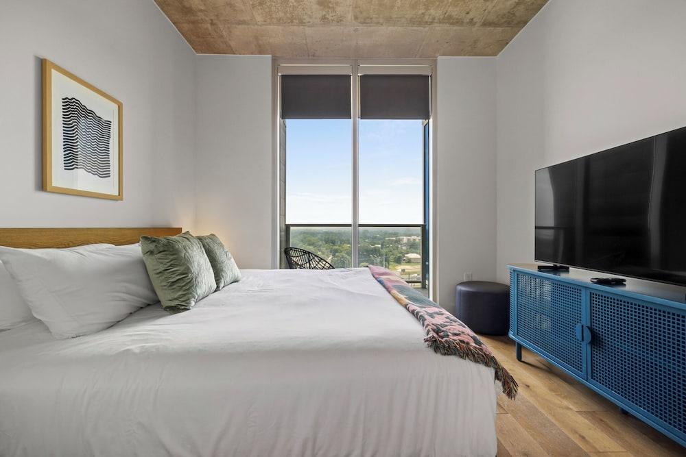 Modern Rainey St Oasis with Pool & Views