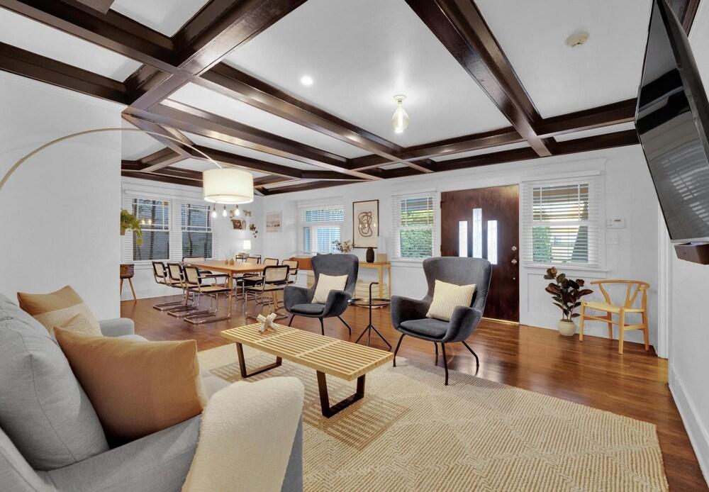 Designer Luxe Compound w Pool-steps to Best Dining