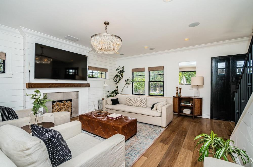 Spacious 5 BR Near Heart of South Park