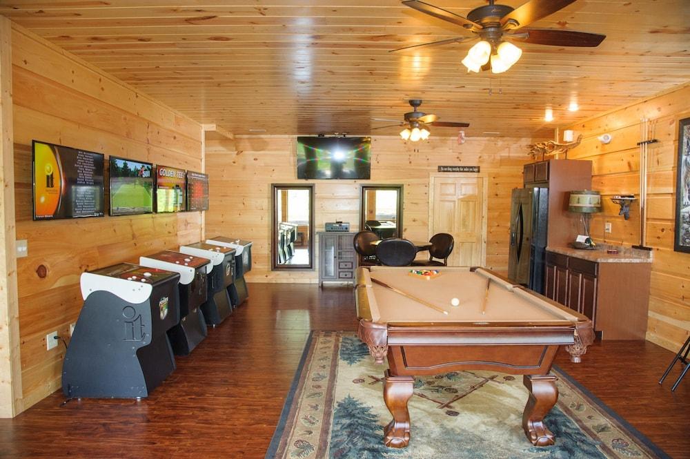 Breathtaking 14br Cabin Elevator Views Games Hot Tubs Galore