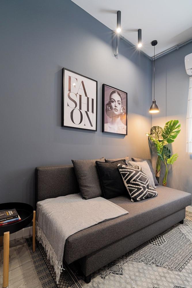 Chic Black & White 2BR on Dambovitei