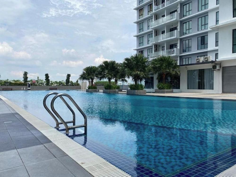 Paradigm Mall Platino 2BR 2FREE By Natol