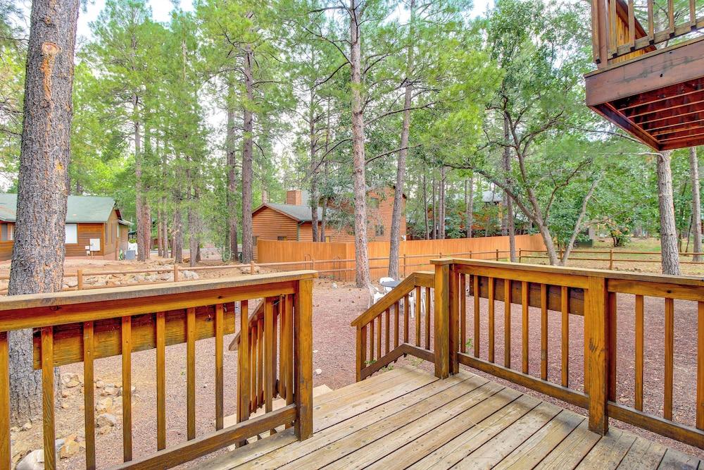 4 Mi to Lake: Pet-friendly Cabin in Pinetop