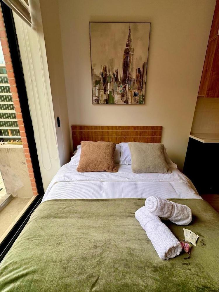 613-Estudio luminoso con balcón