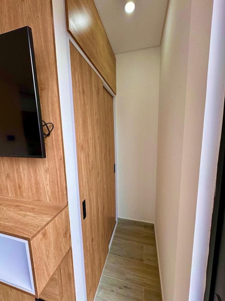 613-Estudio luminoso con balcón