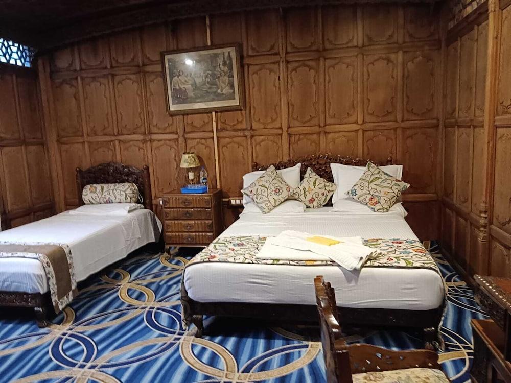 The Heritage Group Of Houseboats