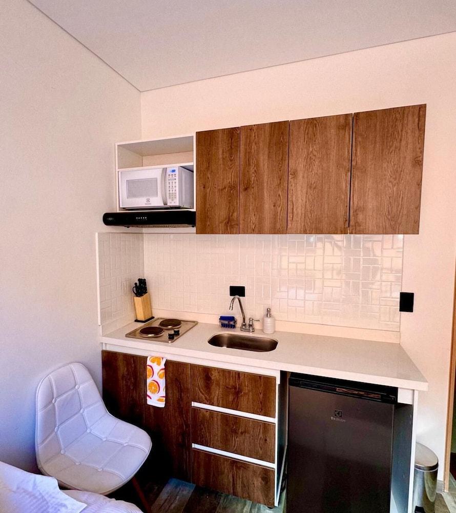 514- Estudio luminoso con balcón