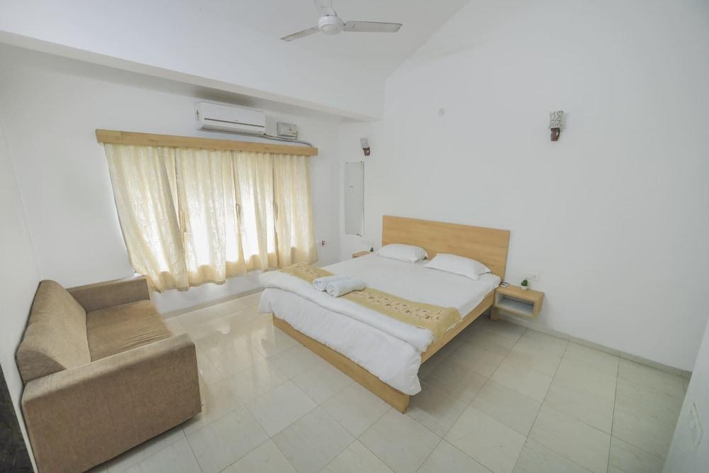 3BHK w/Pool - Dream Habitat by Universe Villas