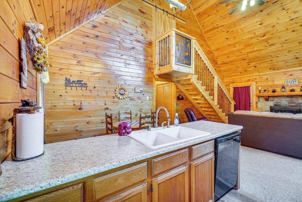 Cozy Cabin w/ Hot Tub < Half-mi to Douglas Lake!