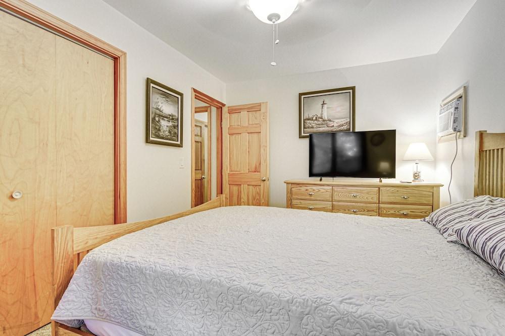 Peaceful Highland Lake Home w/ Kayaks, Dock Access