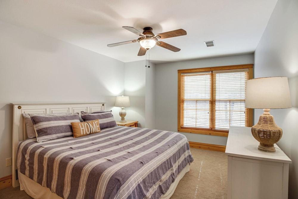 Sprawling Minnesota Home w/ On-site Lake Access