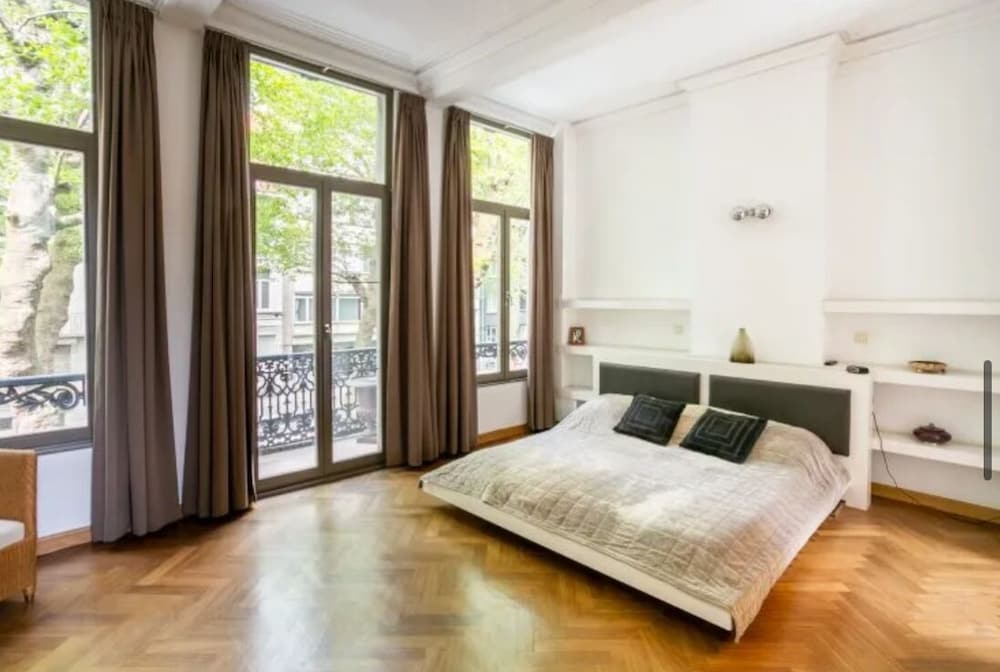 Villa Anvers 4 BDR Parking