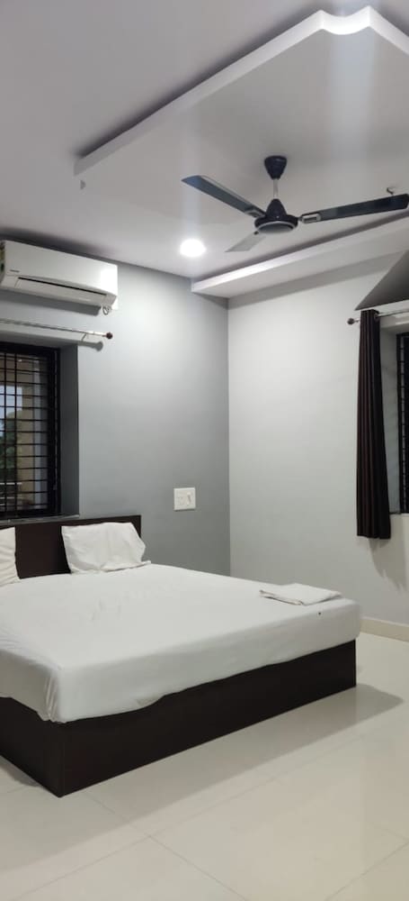 Goroomgo Shree Ganapati Resort Bhub