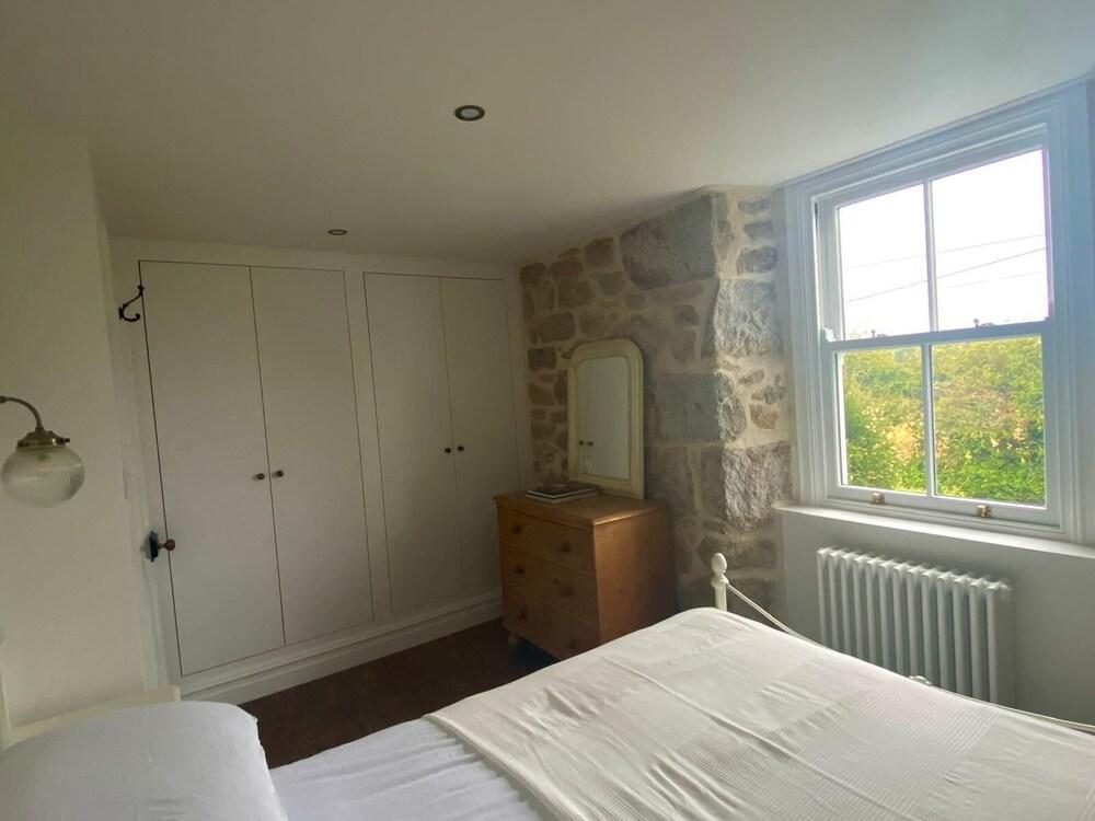 Quaint Cornish Cottage in Idyllic Location