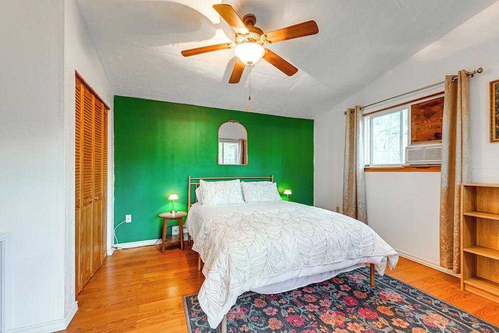 Grants Pass Cottage ~ 8 Mi to Rogue River!