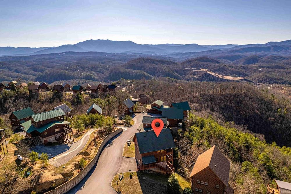 Upscale Cabin Stunning Views Hot Tub Game Room