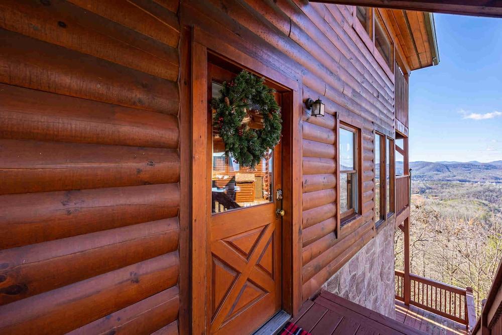 Upscale Cabin Stunning Views Hot Tub Game Room