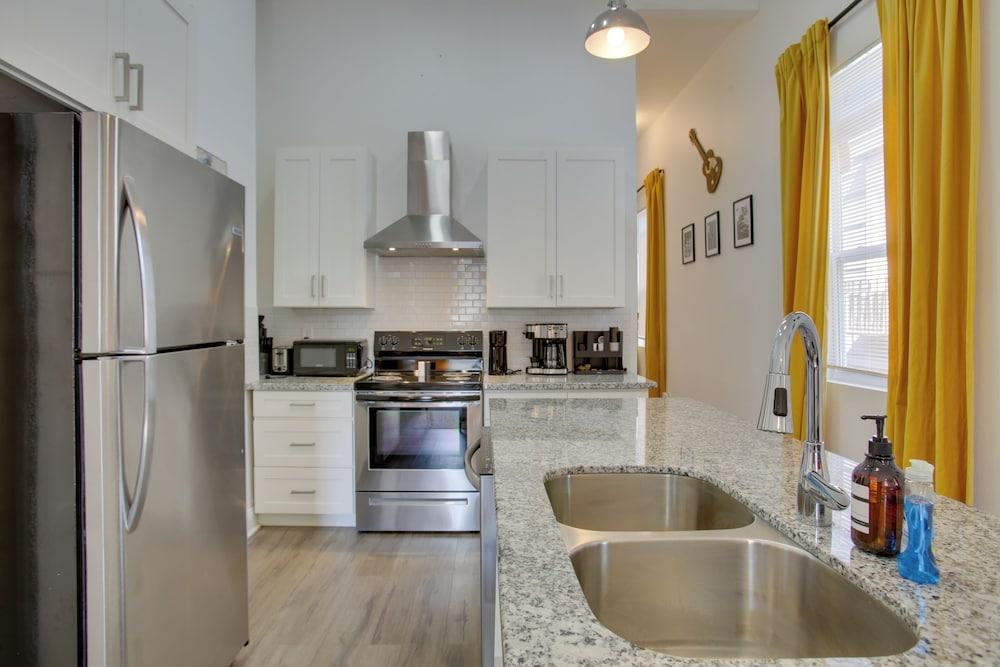 2 Mi to Dtwn: New Orleans Escape!