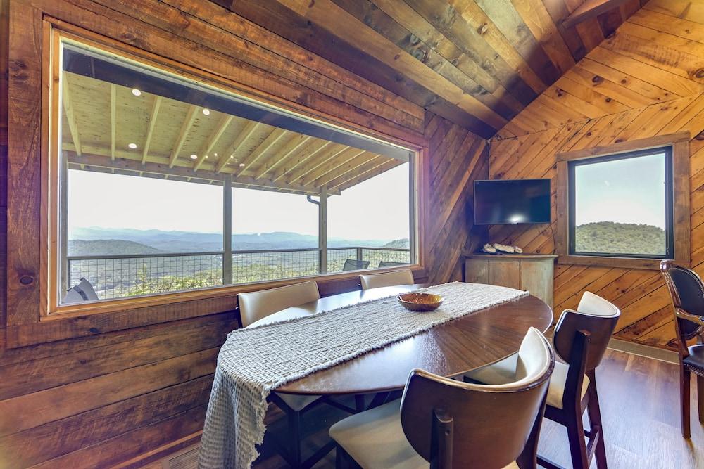Dreamy Penrose Cabin w/ Panoramic Mountain Views