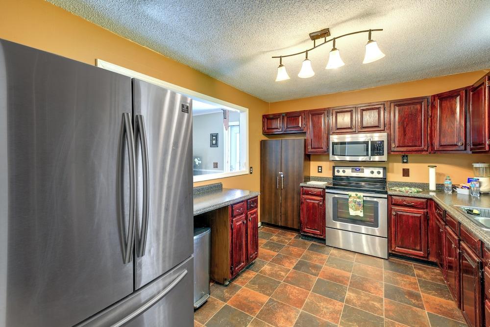 Fire Pit & Mountain Views: Quiet Sparta Getaway