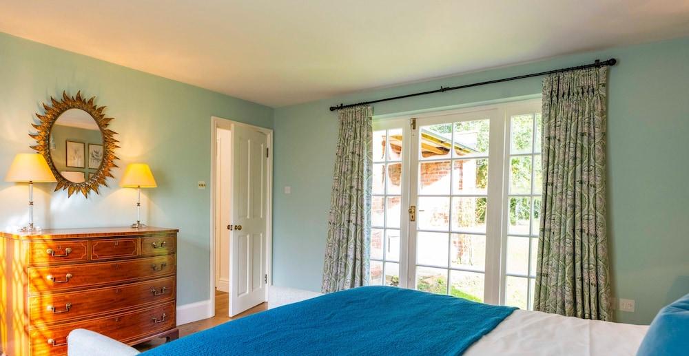 Luxurious Vineyard Hideaway At Stanlake Park