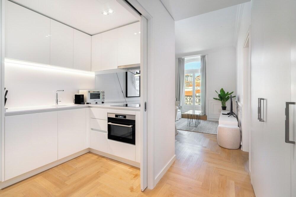 The Boulevard Prime Location W/ Ac & Elevator