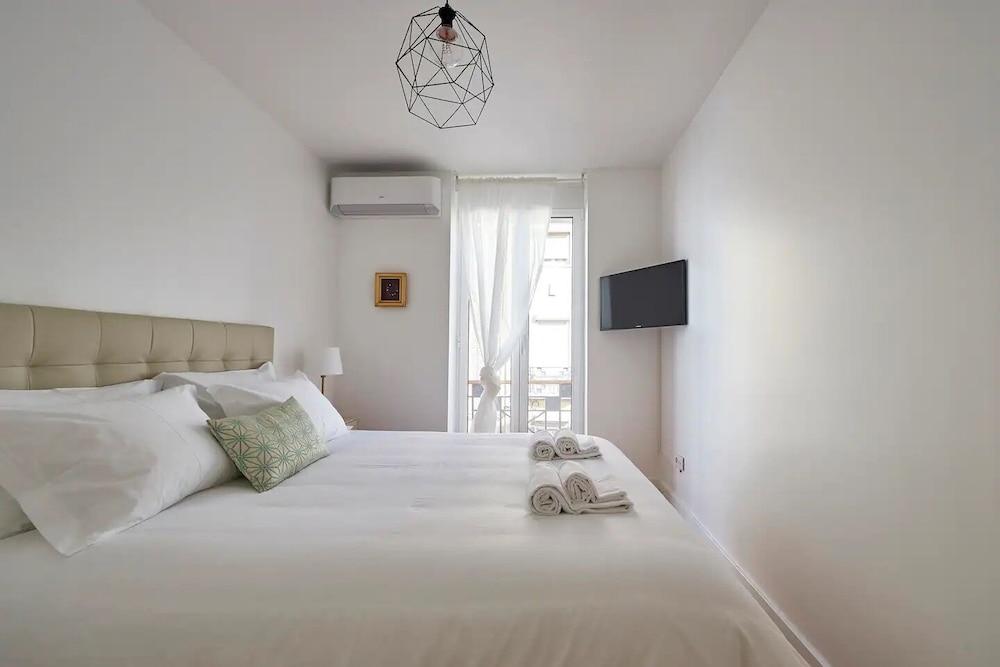 Modern 1-Bed With Ac & Private Terrace