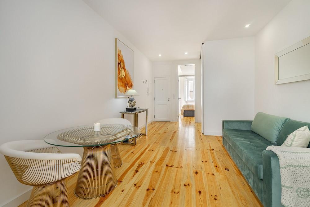 Chic 1-Bed W/ Patio Perfect To Explore Lisbon