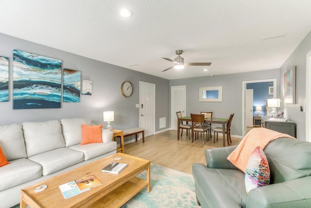 Upscale St. Simons Condo: Sunroom & Steps to Pool!