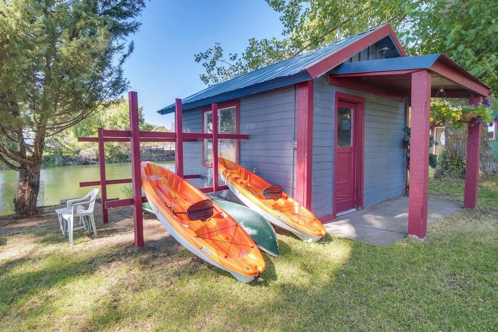 Riverfront Resort Cabin ~ 21 Mi to Crater Lake!