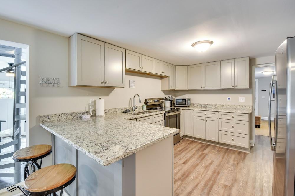 A-frame Anderson Cabin: Half Mi to Lake Hartwell!