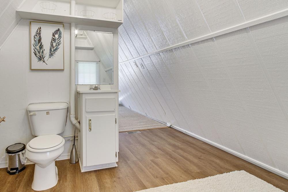 A-frame Home ~ 6 Mi to Tennessee River!