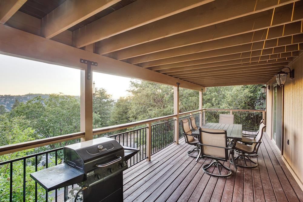 Lake Arrowhead Cabin: 4 Decks, Game Room + More!