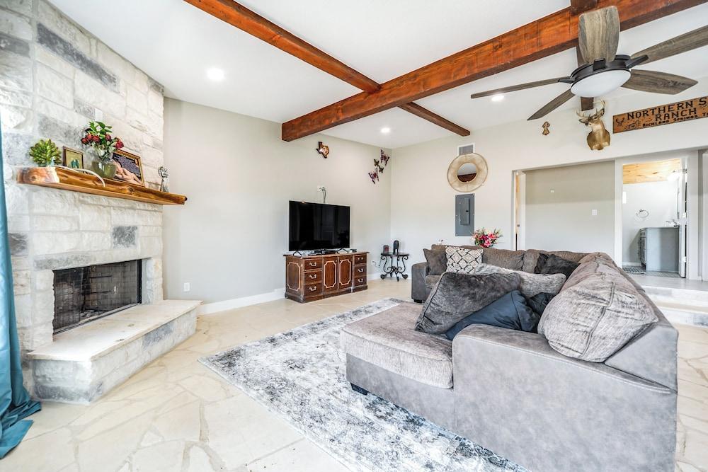 Countryside Texas Home w/ Fire Pit!