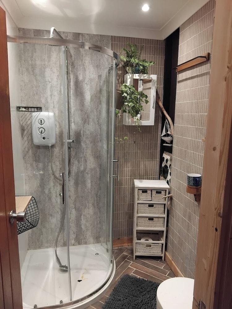 Unique 2-bed Cabin in Llanelli